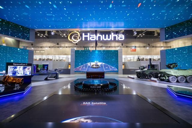 일산 킨텍스에서 열린 ADEX 2025 한화 부스에 전시된 한화시스템의 VLEO UHR SAR 위성 목업 사진한화시스템