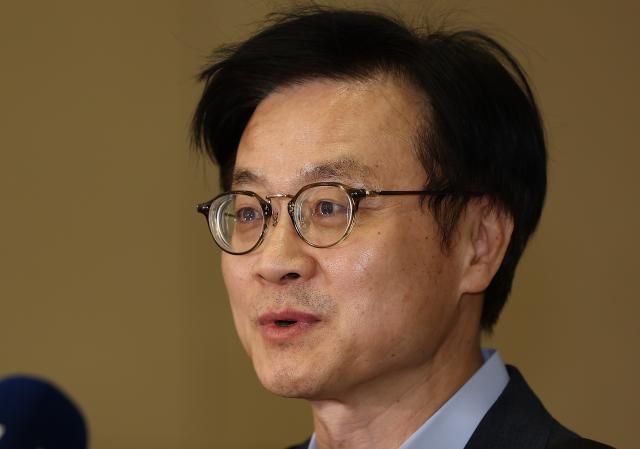 한미 관세 협상을 위해 미국으로 출국했던 김정관 산업통상부 장관이 20일 영종도 인천국제공항 제2터미널을 통해 귀국하며 취재진 질문에 답하고 있다 사진연합뉴스