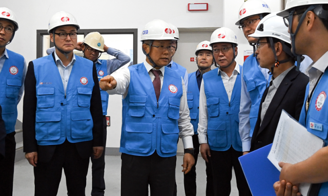 한국전력공사는 ‘아시아태평양경제협력체APEC 정상회의’의 안정적인 전력공급을 위해 지난 17일 행사장과 주요 전력 설비에 대한 현장점검을 실시했다 사진은 현장에서 직원들과 이야기 하는 김동철 한전 사장가운데사진한국전력공사