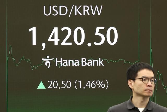 지난 10일 오후 서울 중구 하나은행 본점 딜링룸 현황판에 원달러 환율이 표시돼 있는 모습 사진연합뉴스