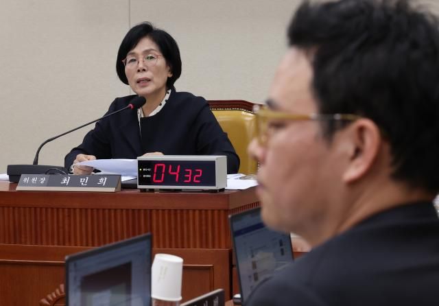 국민의힘 박정훈 의원이 20일 서울 여의도 국회 과학기술정보방송통신위원회에서 열린 국정감사에서 최민희 위원장의 발언을 듣고 있다 사진연합뉴스