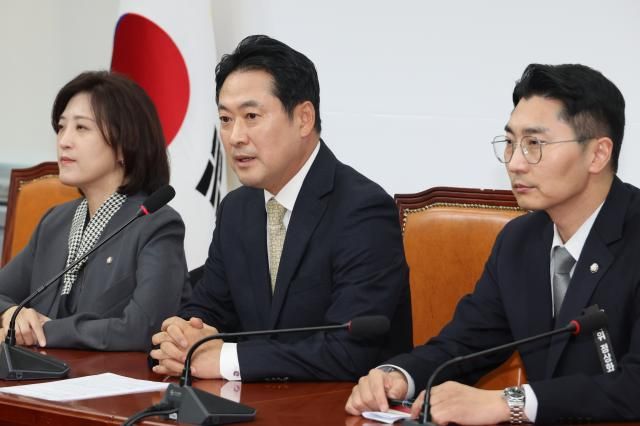 국민의힘 장동혁 대표가 20일 서울 여의도 국회에서 더불어민주당의 사법개혁안과 언론개혁안에 대한 입장을 밝히고 있다