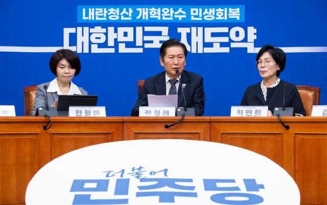 정청래 대표가 20일 국회에서 열린 언론개혁특별위원회 허위 조작정보 근절안 발표에서 발언하고 있다 