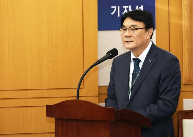 21일 국회 기후에너지환경노동위원회의 근로복지공단 등에 대한 국정감사에서 이우영 한국산업인력공단 이사장이 발언하고 있다 사진연합뉴스