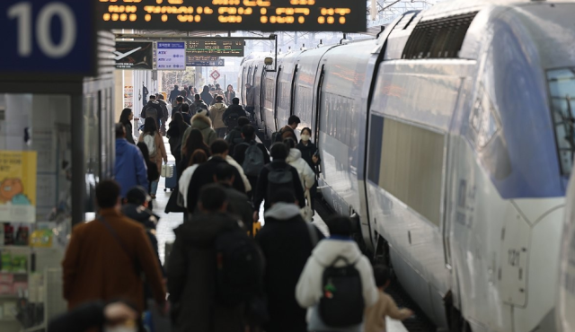 연휴 기간 서울역에 몰린 인파 사진연합뉴스