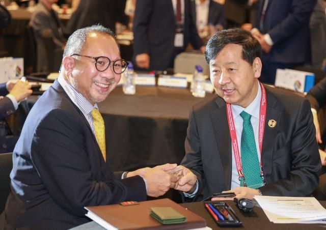 구윤철 부총리 겸 기획재정부 장관이 21일 인천 중구 인스파이어 리조트에서 열린 경제발전경험 공유사업KSP 성과공유 콘퍼런스 개회식에서 에두아르도 페드로사 APEC 사무국장과 인사를 나누고 있다