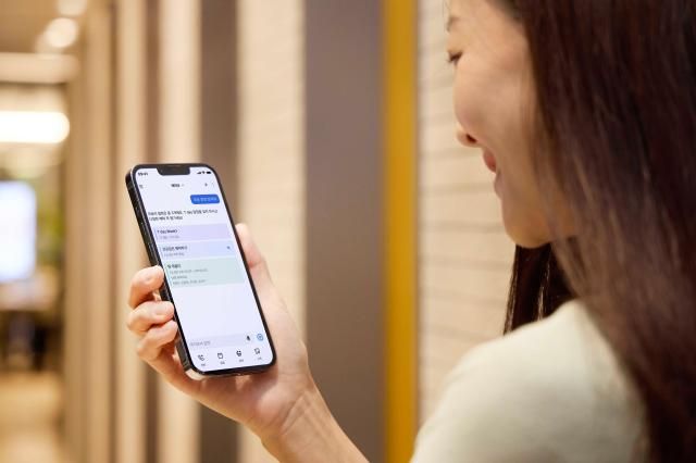 SK텔레콤은 인공지능AI 서비스 ‘에이닷’의 월간활성이용자수MAU가 1000만명을 돌파했다고 21일 밝혔다 사진은 SKT 모델이 에이닷 앱을 사용하는 모습