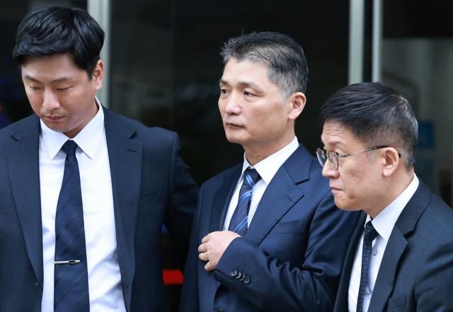 SM엔터테인먼트 시세 조종 공모 의혹을 받는 카카오 창업자 김범수 경영쇄신위원장이 21일 양천구 서울남부지방법원에서 열린 1심 선고공판에서 무죄가 선고된 뒤 법원을 떠나고 있다 사진연합뉴스
