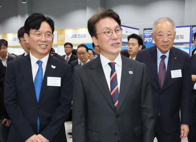 김민석 국무총리가 21일 서울 강서구 코엑스 마곡에서 열린 2025 민관합동 상생협력 채용박람회에서 부스를 둘러보고 있다 왼쪽부터 김영훈 고용노동부 장관 김 총리 류진 한국경제인협회 회장 사진연합뉴스