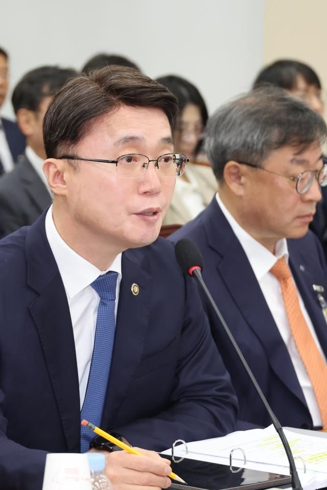 류제명 과학기술정보통신부 제2차관이 21일 국회 과학기술정보방송통신위원회의 과학기술정보통신부 정보통신산업진흥원 한국인터넷진흥원 등에 대한 국정감사에서 위원 질의에 답하고 있다 사진연합뉴스