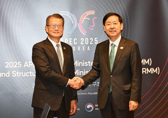 구윤철 부총리 겸 기획재정부 장관이 21일 인천 중구 인스파이어 리조트에서 아시아-태평양경제협력체APEC 재무장관회의 참석차 방한한 폴 찬 홍콩 재정사장과 악수하고 있다 