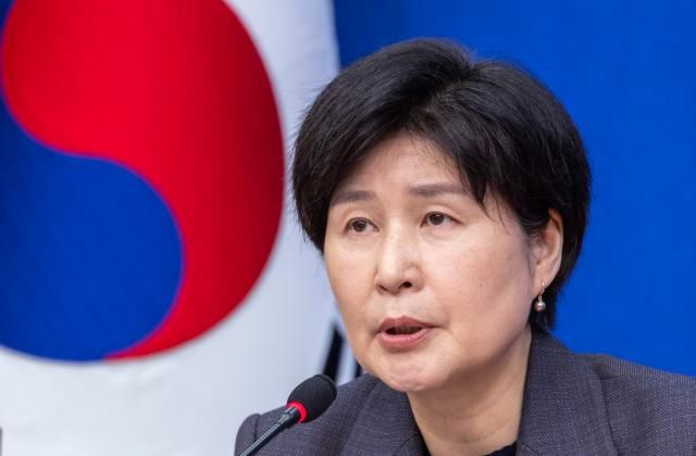 백혜련 더불어민주당 사법개혁특별위원회 위원장이 20일 서울 여의도 국회에서 열린 사법개혁특별위원회 사법개혁안 발표에 참석해 개혁안의 구체적 내용을 밝히고 있다 사진연합뉴스