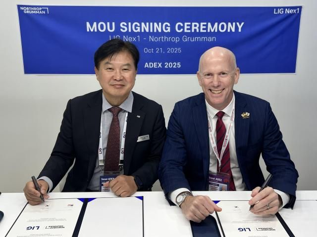 노스롭그루먼과 LIG넥스원은 서울 ADEX 2025에서 방공 및 미사일 방어 역량 강화를 위한 업무협약MOU을 체결했다 박태식 LIG 넥스원 PGM사업부문장왼쪽과 존 프릭 노스롭그루먼 지휘통제무기체계통합부문 이사 사진 제공 노스롭그루먼 