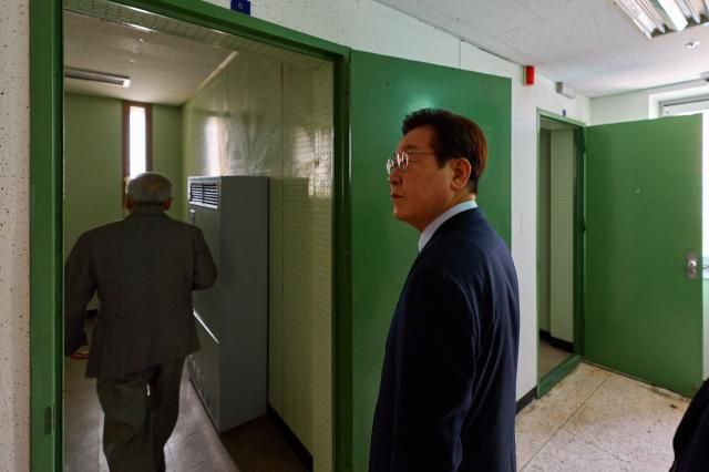 이재명 대통령이 21일 서울 용산구 민주화운동기념관옛 남영동 대공분실에 보존된 조사실을 둘러보고 있다 사진대통령실