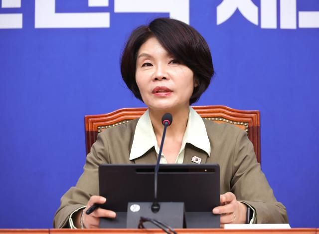 한정애 더불어민주당 정책위의장이 21일 국회에서 주택시장 안정화 TF 명단 발표 및 10·15 부동산 대책 관련 기자회견을 하고 있다 사진연합뉴스