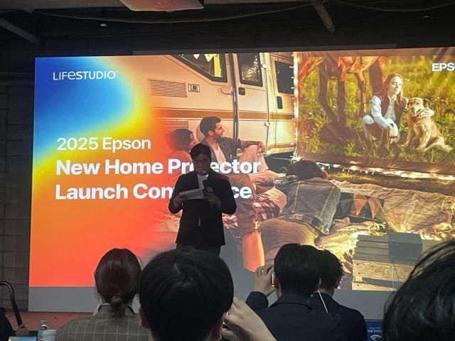 모로후시 준 한국엡손 대표가 21일 서울 강남구 JBK컨벤션홀에서 브리핑하고 있다 사진이효정 기자