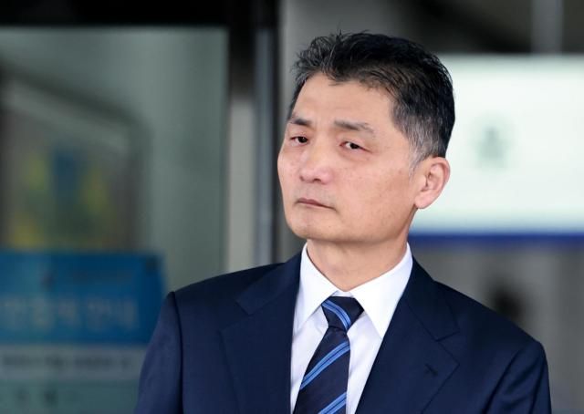 SM엔터테인먼트 시세 조종 공모 의혹을 받는 카카오 창업자 김범수 경영쇄신위원장이 21일 양천구 서울남부지방법원에서 열린 1심 선고공판에서 무죄가 선고된 뒤 법원을 떠나고 있다 20251021 사진연합뉴스