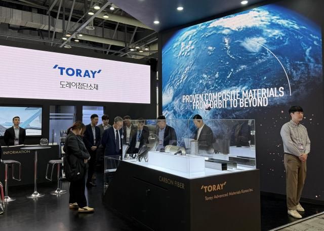 ADEX 2025에 마련된 도레이첨단소재 부스 전경 사진도레이첨단소재