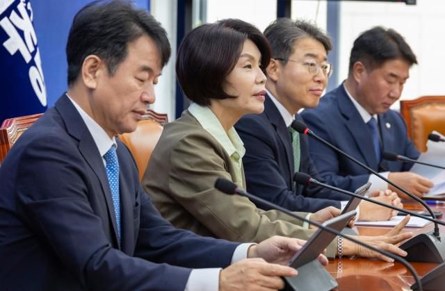한정애 더불어민주당 정책위의장과 원내수석들이 21일 국회에서 열린 국정감사 대책회의에서 발언하고 있다 사진연합뉴스
