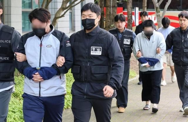 지난 20일 오후 충남경찰청에서 사기 혐의로 수사받는 캄보디아 송환 피의자들이 충남 홍성 대전지법 홍성지원에서 구속 전 피의자심문영장실질심사을 받기 위해 법원에 들어서고 있다 이날 홍성지원에서는 충남경찰청에서 사기 혐의로 수사받는 캄보디아 송환자 45명의 영장실질심사가 열리고 있다 사진연합뉴스