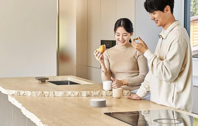 LG전자가 AI 홈 허브 LG 씽큐 온ThinQ ON을 국내 시장에 본격 출시한다 고객이 일상 언어로 대화하면 맥락과 공간을 이해해 연동된 가전과 IoT 기기를 제어하고 서비스까지 연결하는 LG 씽큐 온을 체험하는 모습 사진LG전자