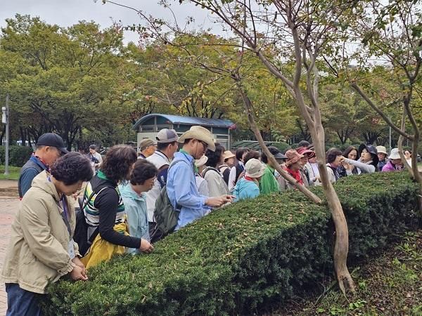현장에서 숲체험을 하고 있는 참가자들의 모습 사진더휴엔