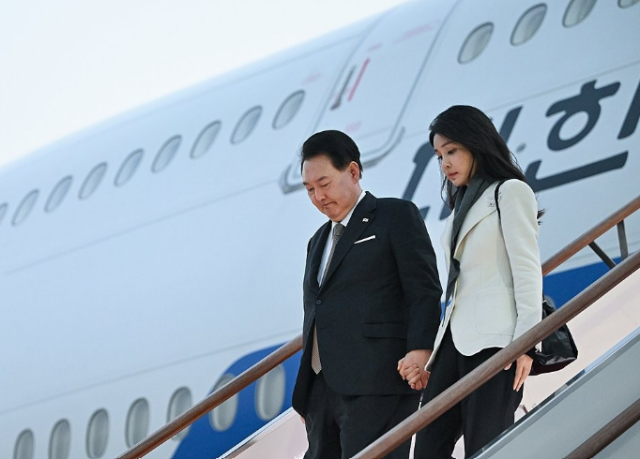 지난 2023년 11월 26일 영국 국빈 방문과 프랑스 방문 일정을 마친 윤석열 전 대통령과 김건희 여사가 성남 서울공항에서 공군1호기편으로 귀국하고 있다 사진연합뉴스