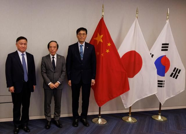 지난 15일 오후 미국 워싱턴 DC에서 열린 「제 14차 한중일 중앙은행총재 회의」 -사진 왼쪽부터 판궁성PAN Gongsheng 중국인민은행 총재 우에다 카즈오UEDA Kazuo 일본은행 총재 이창용 한국은행 총재 사진한국은행