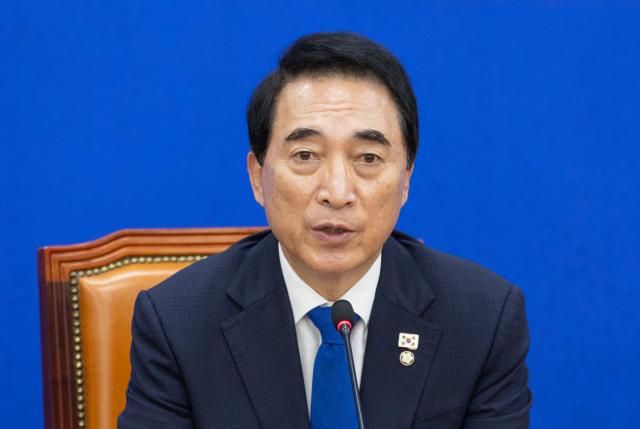 박수현 수석대변인이 8일 국회에서 가진 기자간담회에서 추석 연휴 청취한 민심을 설명하고 있다 2025108