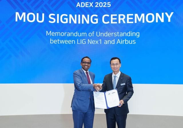 왼쪽부터 아난드 스탠리 에어버스 아태지역 총괄대표와 신익현 LIG넥스원 대표이사가 양해각서에 서명하고 있다 사진에어버스