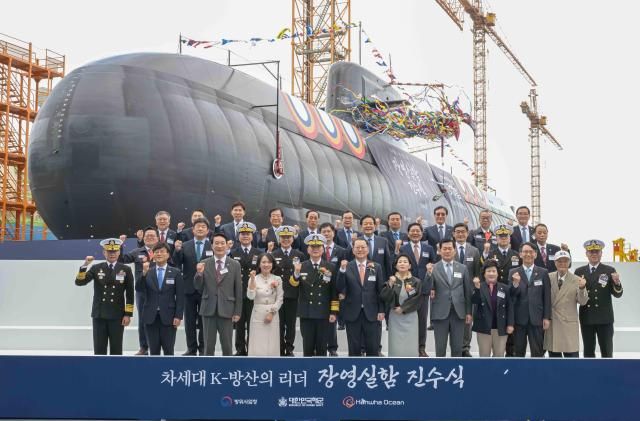 10월 22일 한화오션 거제 사업장에서 열린 장보고‑Ⅲ Batch‑Ⅱ 1번함 장영실함 진수식에서 강동길 해군참모총장첫번째 줄 왼쪽 5번째을 비롯한 주요 내빈들이 기념촬영을 하고 있다 사진해군 