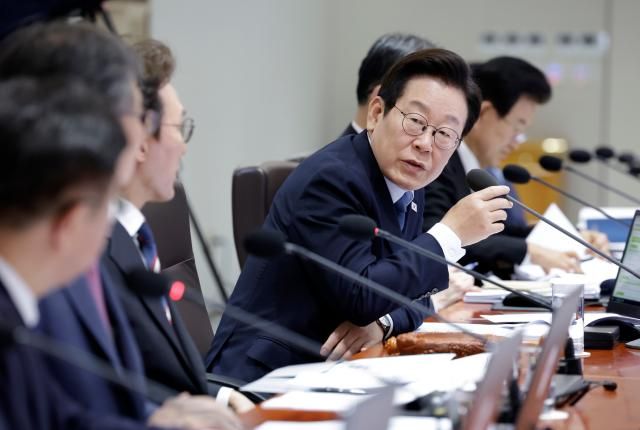 이재명 대통령이 21일 용산 대통령실에서 열린 국무회의에서 윤호중 행정안전부 장관과 대화하고 있다 사진연합뉴스