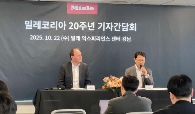 마르쿠스 밀레 공동회장왼쪽과 최문섭 밀레코리아 대표가 22일 밀레 익스피리언스 센터 강남에서 열린 밀레코리아 20주년 기자간담회에서 한국 시장 전략에 대해 이야기하고 있다 사진이효정 기자