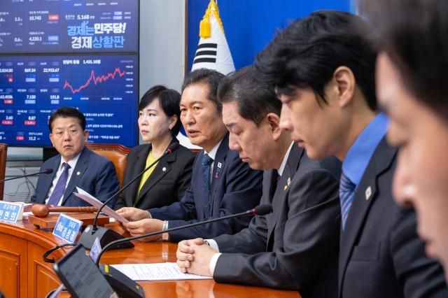 정청래 더불어민주당 대표가 22일 국회에서 열린 최고위원회의에서 발언하고 있다 사진연합뉴스