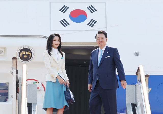 지난 2023년 6월 19일 프랑스·베트남을 방문하는 윤석열 전 대통령과 김건희 여사가 성남 서울공항에서 출국하며 공군 1호기에 올라 인사한 뒤 기내로 향하는 모습 사진연합뉴스