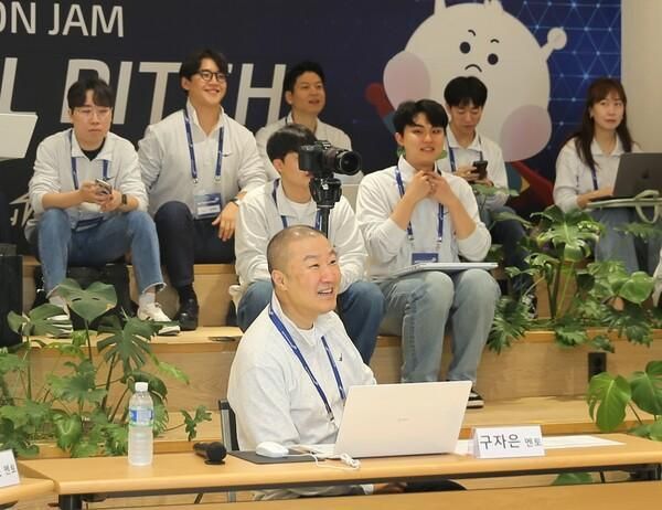 지난해 구자은 LS그룹 회장맨앞줄이 그룹 내 신사업 아이디어 분야 멘토로 참여해 직원들과 대화하고 있다 사진주LS 