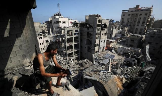 7월 4일현지시간 가자지구 북부 가자시티에서 한 팔레스타인 주민이 이스라엘군의 공습으로 폐허가 된 건물들을 내려다보고 있다 사진연합뉴스