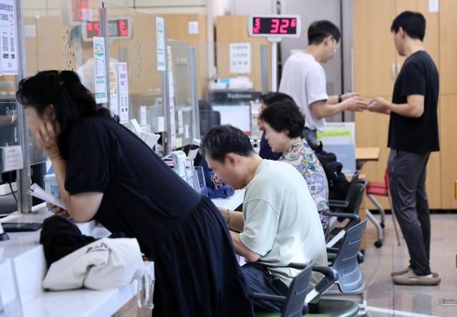 국가정보자원관리원국정자원 대전 본원 화재로 인한 전산망 마비 상태인 지난달 29일 서울의 한 주민센터에서 시민들이 업무를 보고 있다 사진연합뉴스
