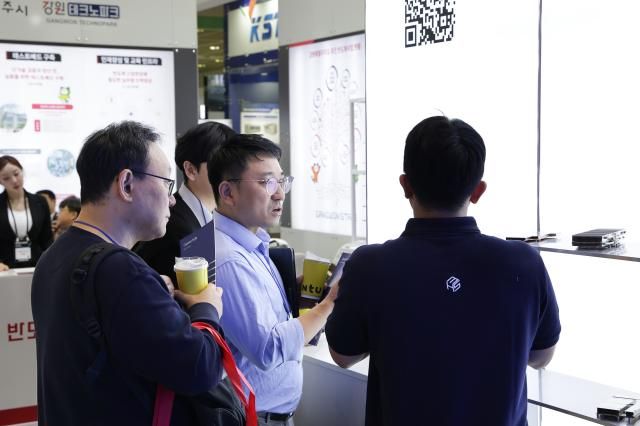 SEDEX 2025에서 MHS 부스에 업계 관계자들이 르네상스를 살펴보고 있다 사진MHS