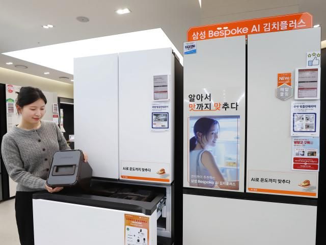 롯데하이마트가 김치냉장고 판매 성수기를 맞아 10월 말까지 전국 310여개 매장에서 주요 브랜드의 김치냉장고 신제품 중심으로 다양한 할인 행사를 진행한다 모델이 김치냉장고를 소개하고 있다 사진롯데하이마트