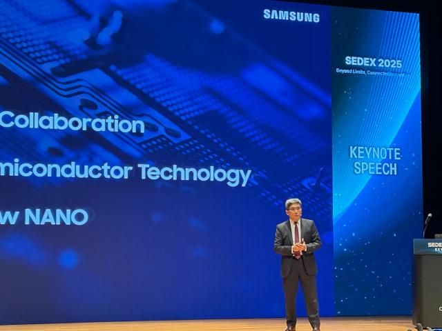 22일 송재혁 삼성전자 최고기술책임자(CTO)가 서울 강남구 코엑스에서 열린 '반도체대전(SEDEX) 2025'에서 '시너지를 통한 반도체 혁신'을 주제로 기조연설을 하고 있다. [사진=김나윤 기자]