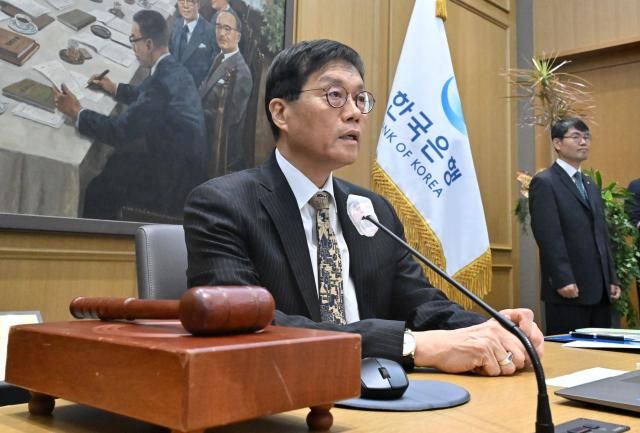 이창용 한국은행 총재가 23일 서울 중구 한국은행 본관에서 열린 금융통화위원회 본회의에 참석해 있다 사진공동취재단