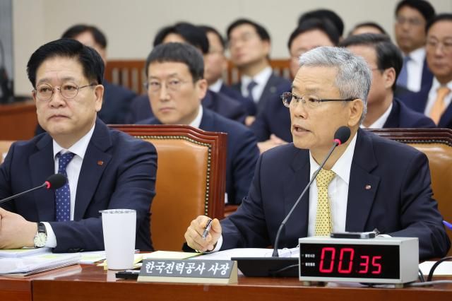김동철 한국전력공사 사장이 23일 서울 여의도 국회에서 열린 기후에너지환경노동위원회 국정감사에서 의원 질의에 답하고 있다 사진연합뉴스