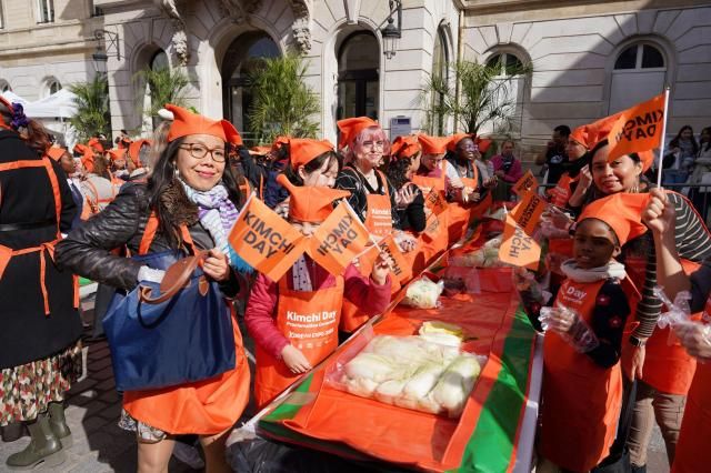 지난 4일현지시각 프랑스 파리15시청 대광장에서 열린 2025 KOREAN EXPO - 김치의 날 제정 선포식에서 파리 시민들과 관광객들이 김장 버무림 행사에 참여하고 있다 사진대상