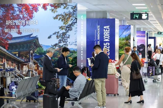 아시아태평양경제협력체APEC 정상회의 기간 주 공항으로 사용되는 부산 강서구 김해국제공항 국제선 청사에 APEC 환영 웰컴존이 꾸며져 있다 사진연합뉴스