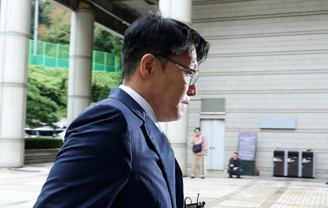 김건희 여사에게 고가의 그림을 건네고 공천을 청탁했다는 의혹을 받는 김상민 전 부장검사가 지난달 17일 서울 서초구 서울중앙지법에서 열린 구속 전 피의자 심문영장실질심사에 출석했다 사진연합뉴스