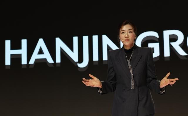  23일 서울 용산구 그랜드하얏트서울에서 열린 한진그룹 80주년 기념행사 매체 설명회에서 조현민 사장이 미래전략 및 새 기업이미지CI를 브리핑하고 있다 