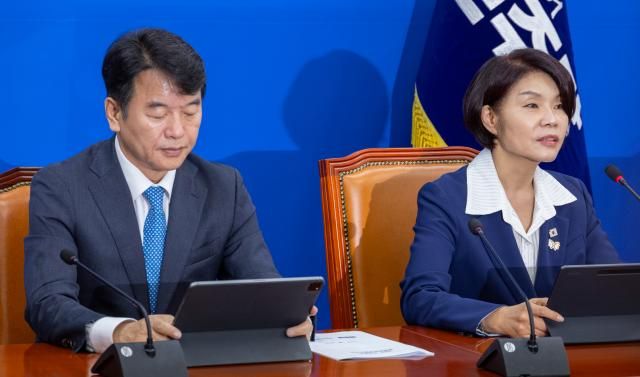 더불어민주당 한정애 정책위의장이 23일 국회에서 열린 국정감사 대책 회의에서 발언하고 있다사진연합뉴스