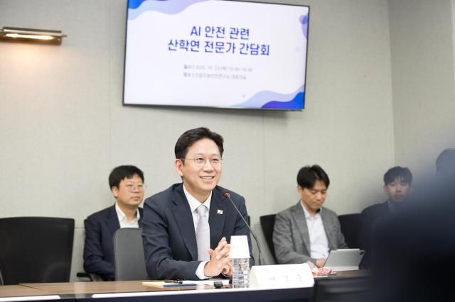 배경훈 부총리 겸 과학기술정보통신부 장관이 23일 경기 성남시 분당구 인공지능안전연구소에서 딥페이크 탐지 AI에이전트 안전성 평가 시연 설명을 듣고 있다 사진연합뉴스