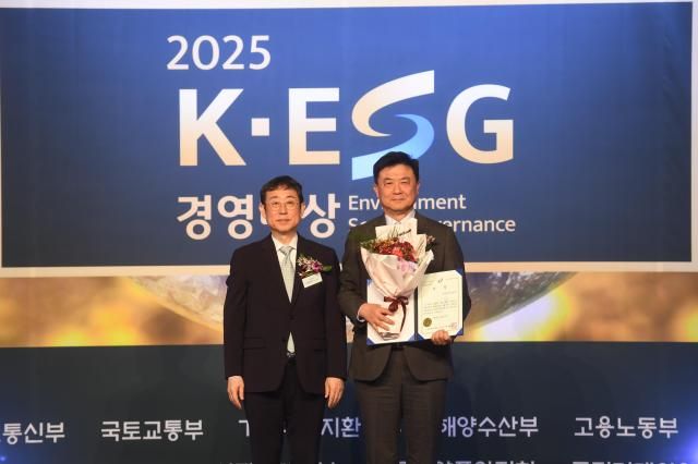 차석민 한세실업 전무오른쪽가 지난 21일 더플라자호텔 그랜드볼룸에서 열린 2025 K-ESG 경영대상에서 종합 ESG 대상과 ‘동반성장위원장상’을 동시 수상한 뒤 기념촬영을 하고 있다 사진한세실업